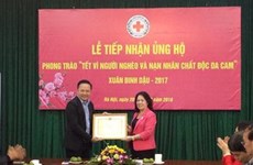 La Croix-Rouge vietnamienne reçoit des dons pour les pauvres