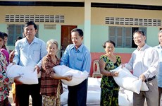 Des cadeaux pour des familles des Viet kieu démunis au Cambodge