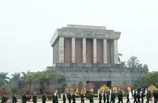Les hauts dirigeants rendent hommage au Président Hô Chi Minh