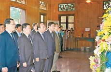 Le PM rend hommage au Président Hô Chi Minh à Nghê An