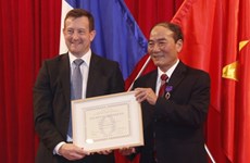 Deux Vietnamiens décorés de l’Ordre français des Palmes académiques 