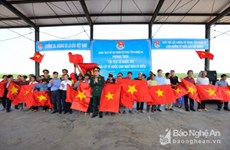 Nghe An: quelque 2.000 drapeaux du Vietnam remis à des pêcheurs
