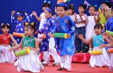 Les enfants avec la culture traditionnelle des ethnies vietnamiennes