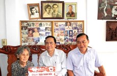 Des responsables vietnamiens rendent visite aux personnes méritantes
