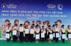 Distribution de lait aux enfants de Quang Nam