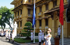 Cérémonie de levée du drapeau marquant le 50e anniversaire de l'ASEAN 