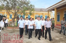 Typhon Doksuri : Vuong Dinh Hue offre des cadeaux à des sinistrés de Ha Tinh