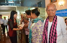Cadeaux aux Viêt kiêu et Cambodgiens pauvres au Cambodge