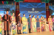 Présentation de costumes traditionnels sud-coréens et vietnamiens à HCM-Ville