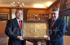 Le Chili remet l'Ordre du mérite Grand Croix à l'ambassadeur vietnamien