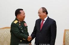 Le Premier ministre Nguyen Xuan Phuc reçoit le ministre laotien de la Défense