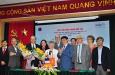 Vietnam – France : signature d’un protocole d'accord dans la recherche scientifique sur le VIH