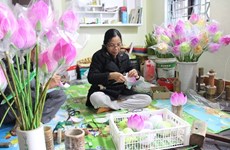 Huê: découverte d'un métier artisanal de fabrication de fleurs en papier