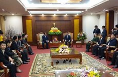 Une délégation laotienne en visite à Hoa Binh