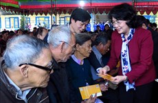 La vice-présidente Dang Thi Ngoc Thinh remet des cadeaux du Tet à Thua Thien-Hue