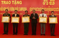Le Cambodge remet  l’Ordre de l’amitié à des collectifs et individus vietnamiens
