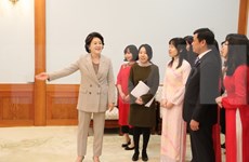 L’épouse du président sud-coréen rencontre des étudiants vietnamiens