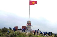 Installation d’une tour à drapeau dans la province de Quang Binh