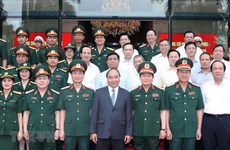 Le Premier ministre Nguyen Xuan Phuc travail avec des responsables du groupe Viettel