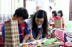 Des jeunes Viet Kieu découvrent la beauté du vieux quartier de Hoi An