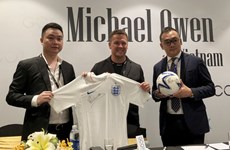 Le footballeur Micheal Owen présente une collection de mode au Vietnam   
