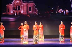 Défilé de costumes traditionnels des pays membres de l’ASEAN