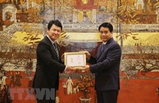 L'ambassadeur adjoint du Japon au Vietnam reçoit le titre "Pour l’édification de la capitale" 