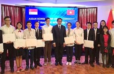 Des élèves vietnamiens reçoivent des bourses de l'ASEAN 