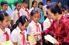 Remise de 120 bourses d’études aux enfants démunis à Lâm Dông