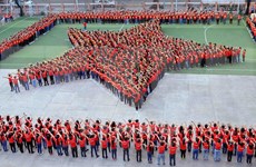 Plus de 2.000 jeunes forment le drapeau national