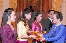 Mme Nguyen Thi Doan reçoit des stagiaires laotiens