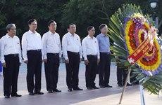 Le PM est allé offrir de l'encens à l'ancienne citadelle de Quang Tri 