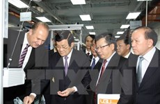 Le chef de l'État visite l'Université Vietnam-Allemagne à Binh Duong