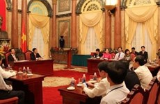Le président Truong Tân Sang reçoit des ouvrières exemplaires du secteur pétrolier 