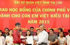 Bourses d'études pour des jeunes Laotiens d'origine vietnamienne