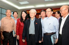 Le secrétaire général Nguyen Phu Trong rencontre des électeurs de Hanoi