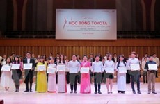 Plus de 500 millions de dôngs de bourses Toyota pour des talents de la musique