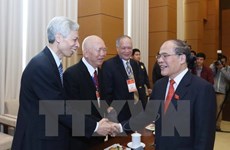 Les dirigeants de l'AN rencontrent d'anciens députés à Hanoi