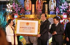 La vice-présidente remet le certificat couronnant le temple Trân Thuong