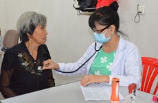 Ho Chi Minh-Ville offrent des soins médicaux gratuits au Cambodge 