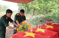 Thanh Hoa: inhumation des restes de 25 volontaires vietnamiens et laotiens 