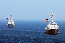 Un destroyer américain approche le récif de Fiery Cross