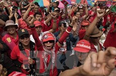 Thaïlande: les "chemises jaunes" et les "chemises rouges" s'affrontent en ligne 