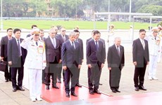 Le Premier ministre roumain termine sa visite officielle au Vietnam 