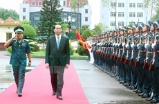Le président Tran Dai Quang rend visite à l'armée de l'air et de défense antiaérienne