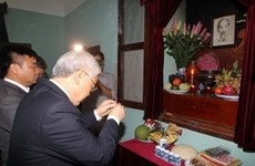 Des dirigeants vietnamiens rendent hommage au Président Ho Chi Minh