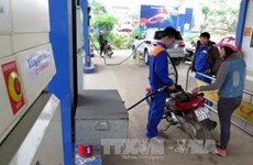 Le litre d'essence augmente de plus de 700 dôngs