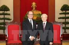 Le secrétaire général Nguyen Phu Trong reçoit le président français François Hollande