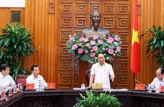 Le PM Nguyen Xuan Phuc travaille avec les responsables de Da Nang