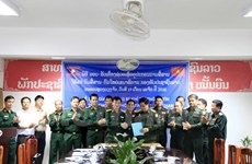 Le Vietnam offre des équipements informatiques à l'Armée populaire du Laos